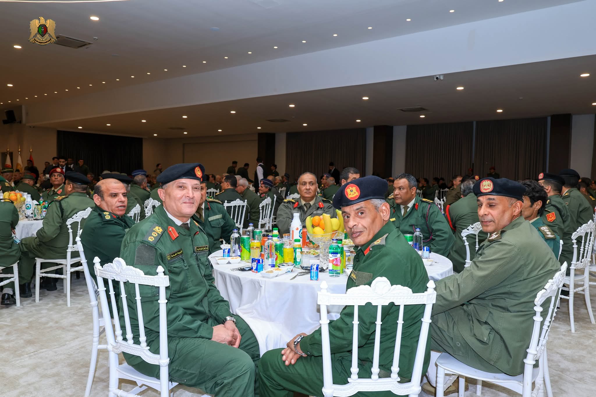 المشير حفتر يشارك ضباط القوات المسلحة مأدبة إفطار ويؤكد ضرورة الحفاظ على أعلى درجات الجاهزية العسكرية