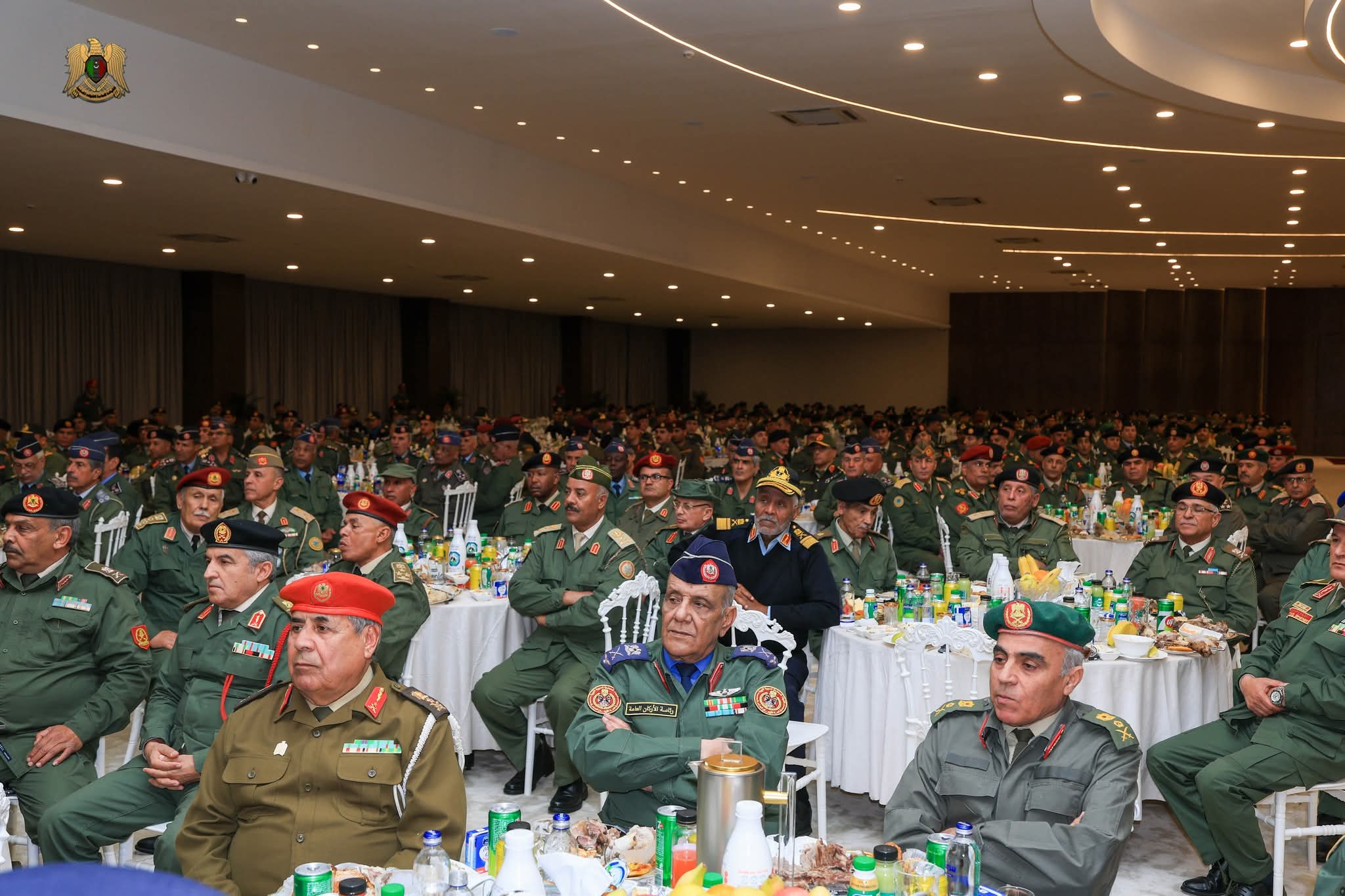 المشير حفتر يشارك ضباط القوات المسلحة مأدبة إفطار ويؤكد ضرورة الحفاظ على أعلى درجات الجاهزية العسكرية