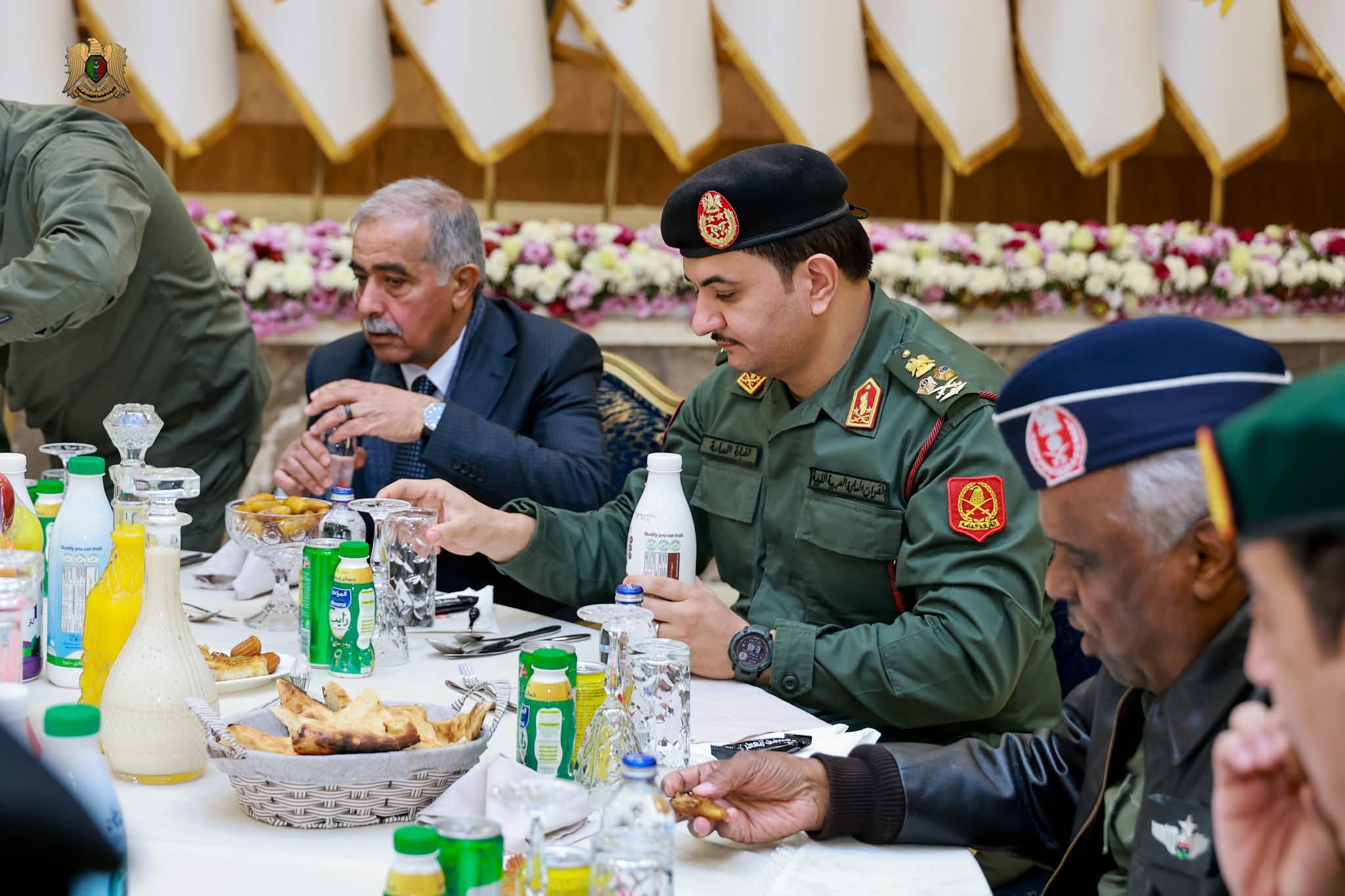 المشير حفتر يشارك ضباط القوات المسلحة مأدبة إفطار ويؤكد ضرورة الحفاظ على أعلى درجات الجاهزية العسكرية