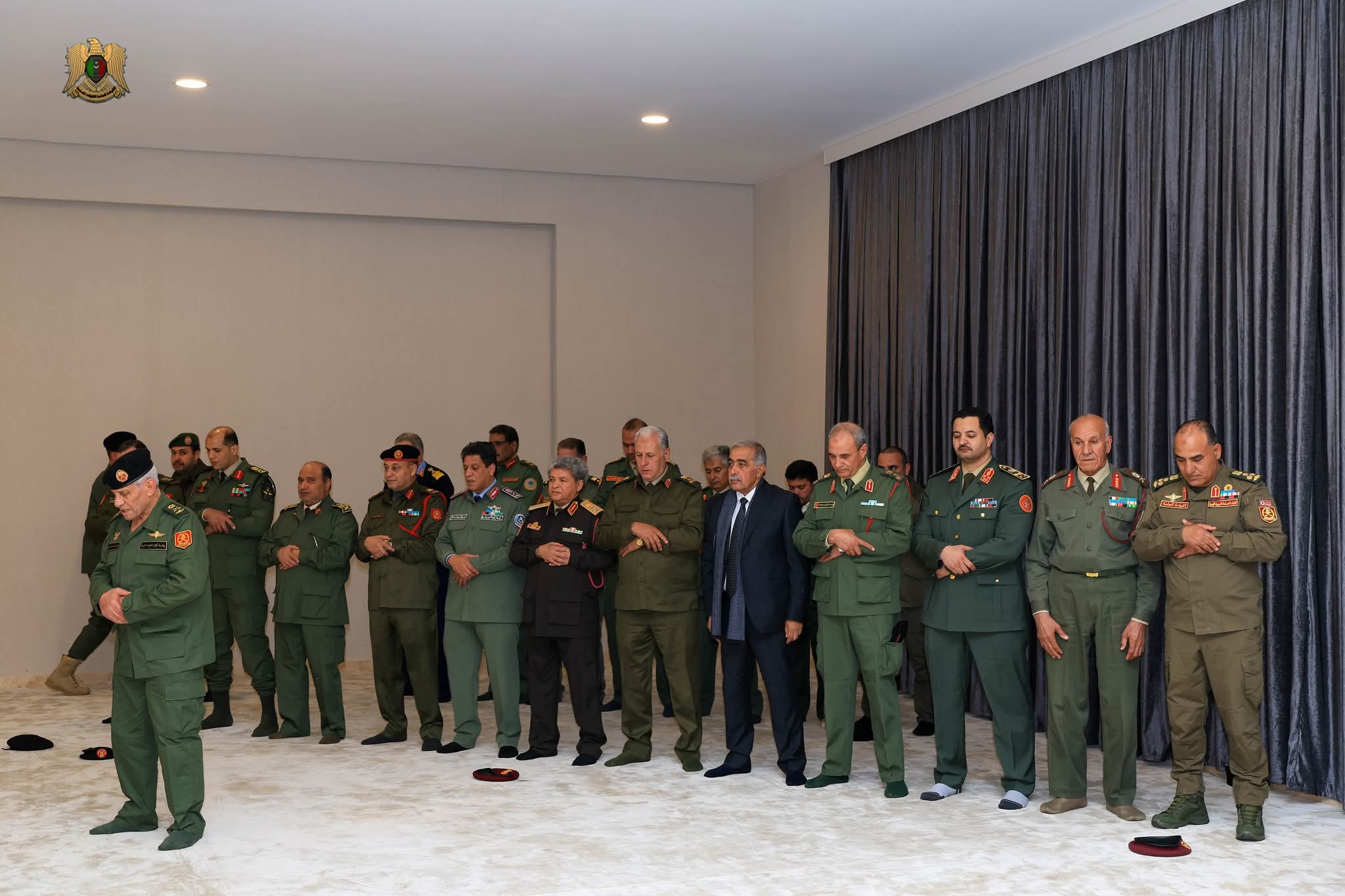 المشير حفتر يشارك ضباط القوات المسلحة مأدبة إفطار ويؤكد ضرورة الحفاظ على أعلى درجات الجاهزية العسكرية