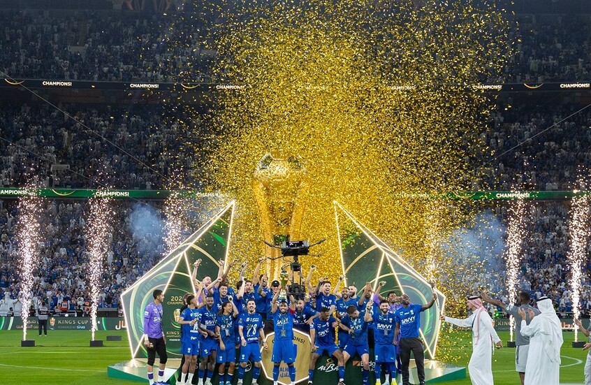 الهلال يتوج بكأس الملك السعودي على حساب الخلود