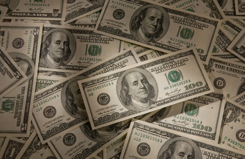 استقرار الدولار مع تعثر مفاوضات الشرق الأوسط