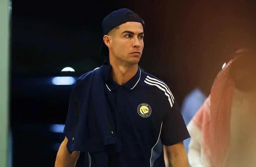 كريستيانو رونالدو يثير الجدل مجددا وهو يصلي مع لاعبي النصر فهل اعتنق “الدون” الإسلام؟