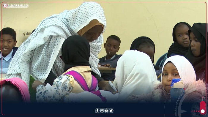ليبيا – فرانس 24: أطفال سودانيون في مخيمات الكفرة يعودون إلى المدارس رغم صعوبات التمويل