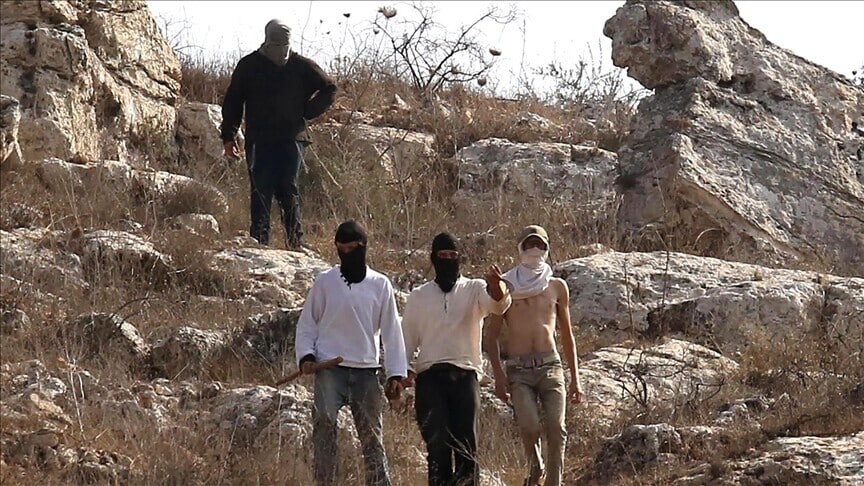 الضفة.. مستوطنون يهاجمون منازل وممتلكات فلسطينية