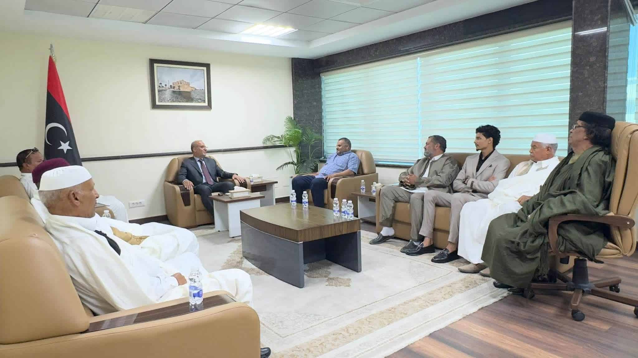 اللافي يبحث مع حكماء وأعيان الجميل الملفات الخدمية والأمنية واحتياجات المدينة