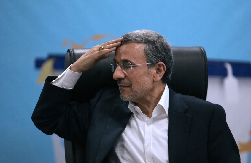 إيران.. أحمدي نجاد يظهر في مراسم تأبين خامنئي بعد مزاعم تجنيده لصالح إسرائيل (صور)