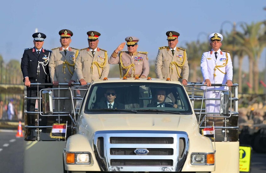 هل تستعد مصر للحرب؟.. خبير عسكري يكشف ما وراء قرار السيسي بتفويض وزير الدفاع