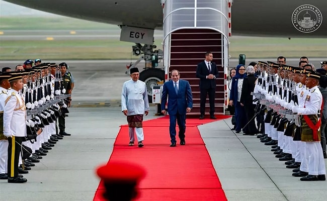 السيسي يستقبل في ماليزيا وسيول بمناسبات فنية، بينما يرحب رئيس الوزراء الأنور إبراهيم بالضيف المصري بأغنية عمرو دياب