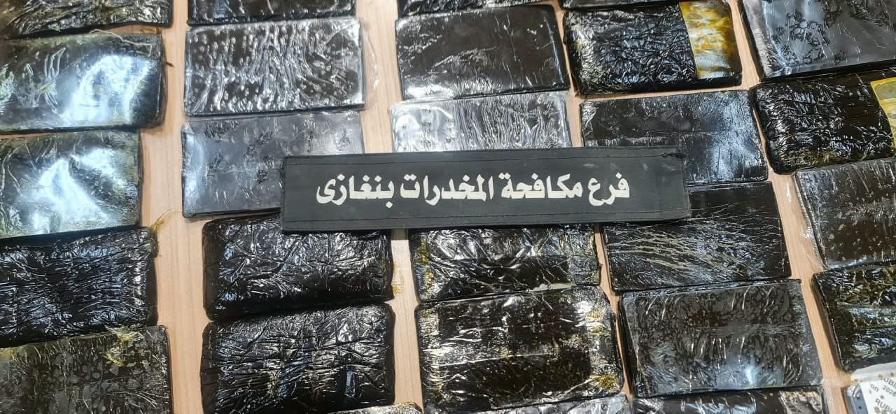 مكافحة مخدرات بنغازي تتهم امرأة بمساعدة زوجها في جلب وتخزين المخدرات