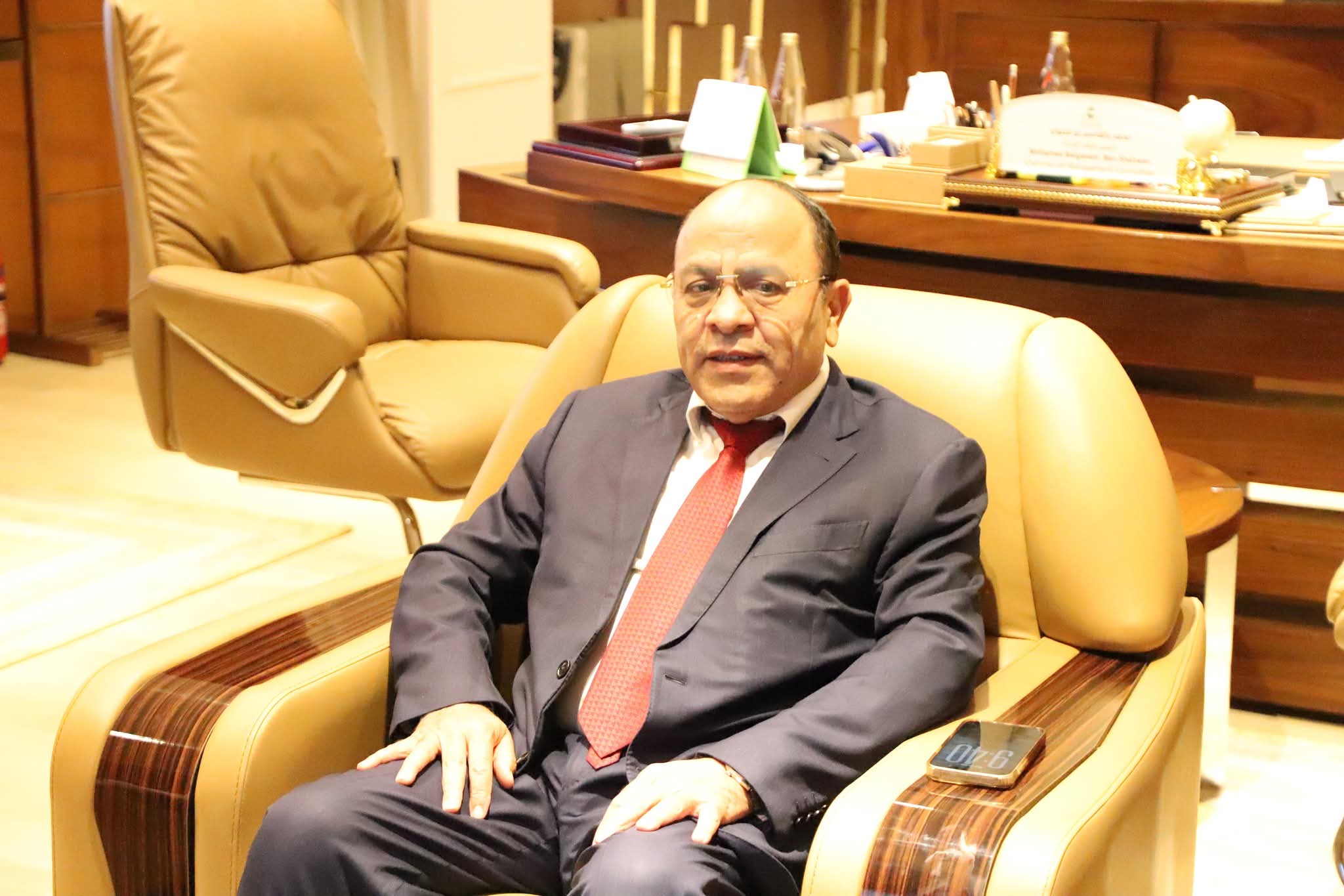 الخليج العربي تبحث زيادة الإنتاج وتسوية الديون ومستحقات الشركات الخدمية